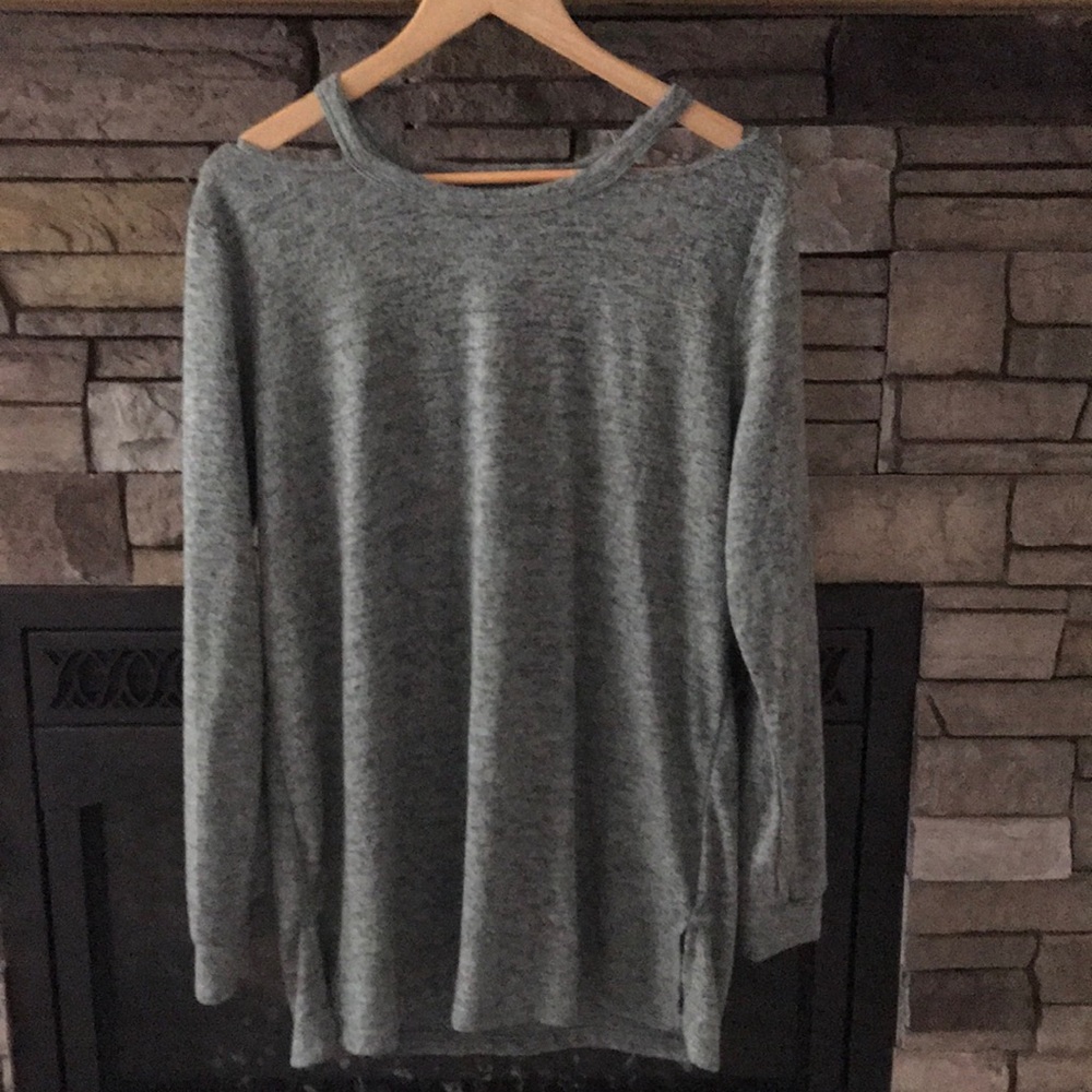 💥💥5 for $20💥💥Cold shoulder top.